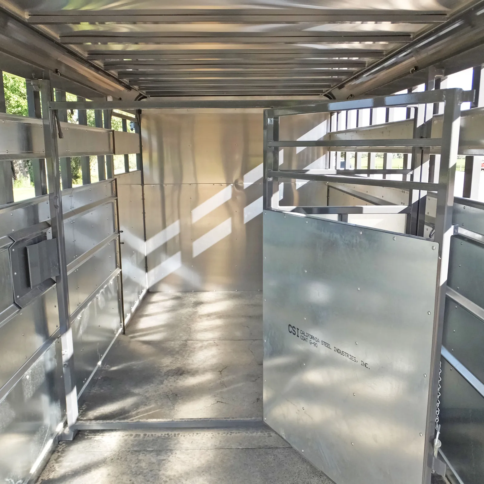 Slam latch center gate with slam latch 3/4 sort gate.